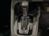 CVT車のセレクトレバーです。低速から高速まで、変速ショックのないスムーズな走りと、エンジン効率のよい領域を維持して燃費にも貢献します。