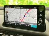 地図を画面上で確認でき、目的地までのルート設定や周辺の位置確認に便利です。タッチ操作で必要な情報を見やすく確認でき、初めての場所へ向かう際も行き先の確認をサポートします。