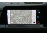 スマートフォン用アプリ[Apple CarPlay][Android Auto]対応の純正ナビ Discover Pro を装備、ラジオ、地デジTV、Bluetoothハンズフリー通話にも対応。