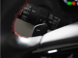 ◆減速セレクター装備◆ステアリングホイールの左右に取り付けられた2つのパドルスイッチで減速の強さを調整。 左側の「-」を操作すると減速を強く、右側の「+」を操作すると減速を弱くすることができます。
