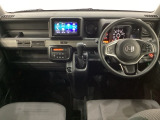 車内は光触媒抗菌消臭施工済です。インパネ周りはスタイリッシュなデザインです。グローブボックスやカップホルダーのほかにトレーなどたくさんの収納スペースが付いています。