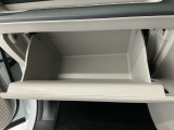 【グローブボックス】収納スペースが沢山あるので車内が散らからずに助かります。ちょっとした物を入れるのにいいですね♪