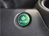 ◆ECONスイッチ(ECONモード)◆エンジンやエアコンといった、クルマ全体の動きを燃費優先で自動制御するECONモード。空調など快適性を優先したいときは、スイッチを押してOFFにできます。