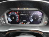 重厚感と安定感があり、同時にダイナミックさも備えるAudiの走り。機能やデザインが革新的なメーター。