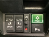 リアドアは乗り降りに便利な両側電動スライドドアです。また運転席に座っていながらスイッチ操作で自在にスライドドアを開け閉めできます。