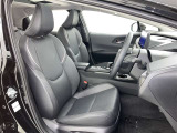 高いホールド性で運転姿勢が安定します。長距離ドライブでも疲れにくいのが魅力です。快適なドライビングライフをお送りください♪