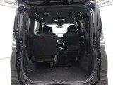 サードシートを跳ね上げれば、セカンドシートに人が乗っていても荷物を十分に積めます