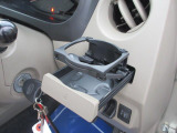ハンドルを握ったまま目線をそらさずアクセスできる、運転席右側の専用ホルダー。エアコンの吹き出し口前に位置するため、空調の風を利用して夏は冷たく冬は温かく飲み頃をキープできる、ドライバーの頼れる相棒。
