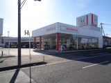 【店舗入口】店舗と展示場の間が入り口となっております。交差点の正面になります。入ってすぐ左手がお客様駐車場となります。時間帯によっては込み合いますがスタッフが誘導させて頂きますのでご安心ください。