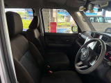 運転席の画像です。足元やシートまわりに余裕があり、リラックスした姿勢で運転が可能です。視界も良好で操作系へのアクセスもしやすく、快適で安心感のあるドライブをサポートします。
