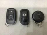 スマートキーを装備しています。鍵を差し込むことなくドアロックの開け閉めと、スタートボタン操作でのエンジンスタートができます。加えて、純正リモコンエンジンスターター用の操作キーもついています。