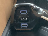 こちらのクルマはUSB接続コネクタも装備されています♪スマホの充電などにお使い下さい。ご旅行中での充電切れも、これなら心配いりませんね!