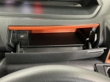 【インパネアッパーボックス】サッと取り出せてサッとしまえる、運転席の目の前にはボックスが装備されております!薄型のボックスティッシュなど収納可能☆