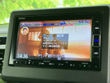 停車中にテレビや映像を楽しめるので、待ち時間も快適に過ごせます。家族や友人と一緒に、楽しい時間を過ごしましょう。