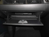 車検証などの収納に便利なグローブボックスです。