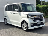 狭い駐車場でも、スライドドアならチャイルドシートへのお子さまの乗降や荷物の積載もスムーズ。とても便利な【両側電動スライドドア】ドアハンドを少し引くだけでリアドアが自動開閉します。