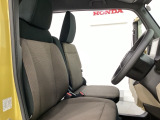 広い足元に肘掛けもついたゆったり座れるシートです。運転席と助手席の間が空いているため、助手席側への移動がスムーズです。交通量の多い道でも、助手席側から乗り降りができます。