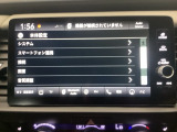 HondaCONNECT対応の便利なナビディスプレー。お持ちのスマートフォンと連携して、ナビやBluetoothでの音楽再生が可能です。デザインはもちろん、操作性も良好です。