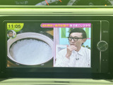 テレビ番組を画面で視聴できる装備です。停車中のひと休みや待ち時間に映像を楽しめるため、車内で過ごす時間の楽しみが広がります。視聴は停車時にご利用ください。