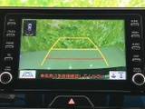 画面に後方の映像と進行方向の目安を表示し、駐車時の周囲確認をサポートします。車両周辺を直接確認するよう促す表示もあり、目視と合わせた慎重な操作に役立ちます。