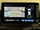 リバースギアに入れるだけで後方の表示へ切り替わります。夜間や雨の日の駐車も楽になりますよ。