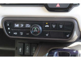 フルオートエアコンを装備。車内の温度設定だけでなくPM2.5にも対応した高性能集塵フィルターも装備しており車内はいつも快適空間♪