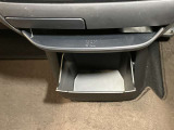 お気に入りのCDなどが収納できる格納式ボックス★