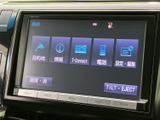 目的地や情報、電話などのメニューが並び、使いたい項目を画面から選べるナビ・オーディオです。設定や編集にもアクセスでき、日常のお出かけに必要な機能をひと目で確認しやすい構成です。