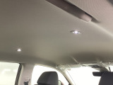 静電タッチ式LEDルームランプは、ランプ周辺に触れるだけで簡単に点灯が可能です。