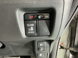 パワースライドドアの開閉はスマートキーのリモコンやドアノブは勿論、運転席側のスイッチ操作でも開閉ができ、安全・簡単です
