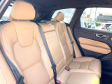 当店の認定中古車(VOLVO APPROVED CAR)はメーカー基準の車齢・走行に応じた内外装・機関の176項目もの項目に厳密な点検を実施。すべての基準を満たした自信を持ってお届けする中古車です。