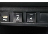運転席と助手席には寒い日の肩や腰、冷えやすい下肢を温めてくれるシートヒーターが付いております!