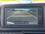 後方の映像に目安線が重なり、駐車時に周囲との距離感を確かめる際に役立ちます。画面で進路を確認でき、狭い場所での駐車もサポートします。