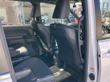 3列目シートは跳ね上げ式で折りたたみ可能です。キャンプ用品など大きな荷物もばっちり収納可能です!