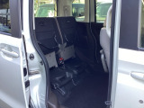 リアシートの座面を跳ね上げるとご覧のスペースが生まれます。背の高い荷物も運べて便利ですね!