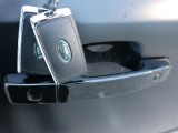 【キーレスエントリー】バッグやポケットからキーを取り出すことなく車にアクセスして、ロックとアラームを設定できます。 毎日の利便性をさらに高める機能です。