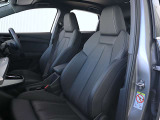 ●スポーツシートのホールド感があり、体の大きなドイツ人が座っても丈夫で耐久性の高い素材で設計製造されていますので街乗り・高速走行・長距離などでも疲れにくいシートです。