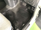 フロアマット標準装備。車内を清潔に保ちます。