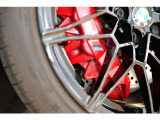 Mスポーツ・ブレーキにレッド・ハイグロス・キャリパーを採用。鮮やかなレッドが足元のアクセントとなり、M4 Competitionならではのスポーティなスタイルを引き立てています。