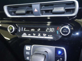 【オートエアコン】設定した温度になるように車が自動で風量や吹き出し口、冷暖房の強さを調整してくれるエアコンです。一度温度を設定すれば、自動で快適な室温を保ってくれるので運転に集中しやすいですよ♪