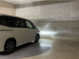 メーカーOPのアダプティブハイビームシステム【AHS】付き。LEDの配光範囲を細やかに制御し、先行車や対向車に光が当たる部分だけを自動的に遮光するので、ハイビームでの走行頻度がより向上します。