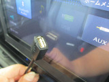 グローブボックス内にUSBコードがあります。