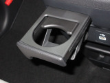 運転席と助手席の間には引き出し式のドリンクホルダーがあります。取りやすい位置にありますからドライブも楽しくなりますね!