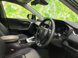 運転席まわりは前方を見渡しやすく、シートやアームレストが備わり、落ち着いて座れる空間です。前席に座る方にも周囲の様子が伝わりやすく、日々の移動を快適にお楽しみいただけます。