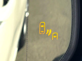 【ブラインドスポットモニター】走行中、ドアミラーの死角になりやすい箇所に後続車が接近するとサイドミラーのレンズに警告を表示!ドライバーに注意喚起をしてくれます。