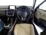 革巻きステアリングで快適な操作性の運転席です。