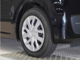◆純正ホイール装着車◆シンプルなデザインのホイールキャップ付きです。