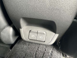 後席にもUSB電源ソケットが装備されており快適にお過ごしいただけます。