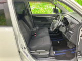 運転席と助手席は、落ち着いた色合いのシートでまとめられ、座面や背もたれの形状も確認できます。前方から周囲を見渡しやすく、日常の乗り降りにも便利な空間です。