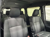 高いホールド性で運転姿勢が安定します。長距離ドライブでも疲れにくいのが魅力です。